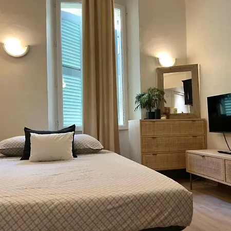 Dans Le Vieil Antibes